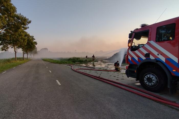 Hevige brand in berg met hooi