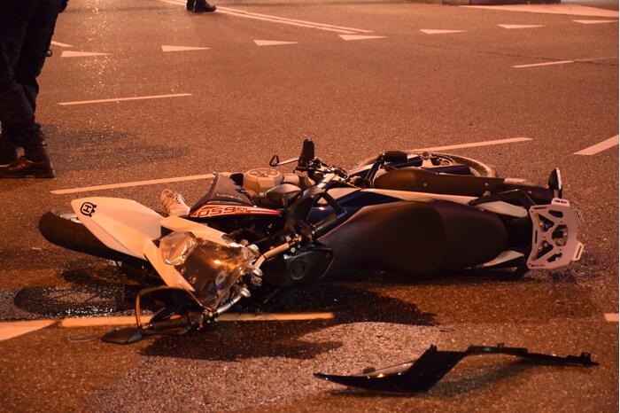 Motorrijder gewond bij botsing met auto