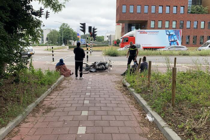 Scooterrijdster en fietsster komen met elkaar in botsing