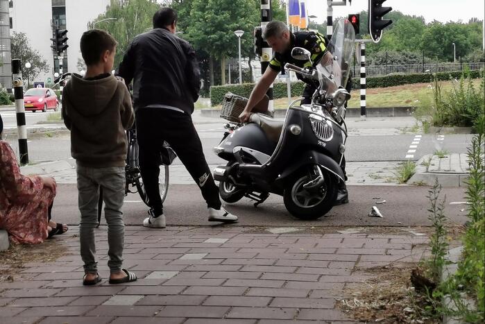 Scooterrijdster en fietsster komen met elkaar in botsing