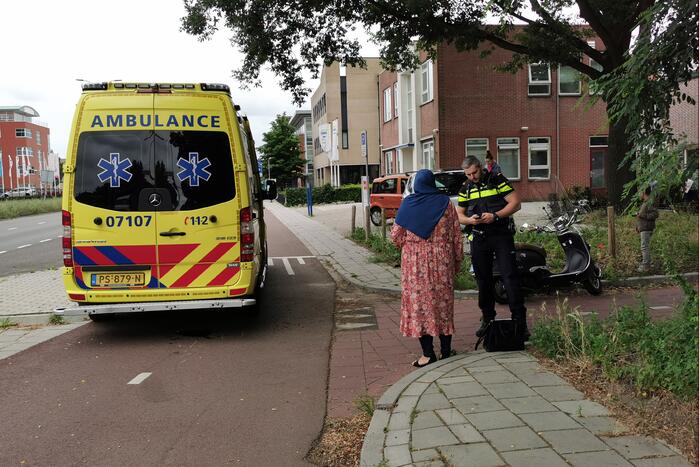Scooterrijdster en fietsster komen met elkaar in botsing