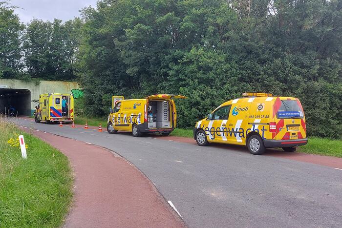 Motorrijder gaat in bocht onderuit en raakt gewond