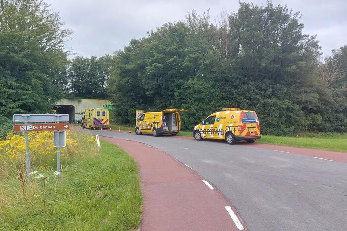 Motorrijder gaat in bocht onderuit en raakt gewond