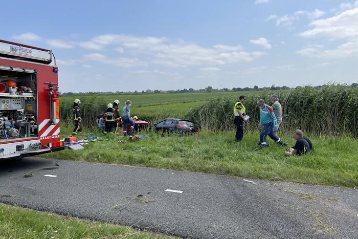 Auto's belanden in sloot