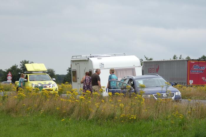 Man en vrouw gestrand na ongeval met caravan