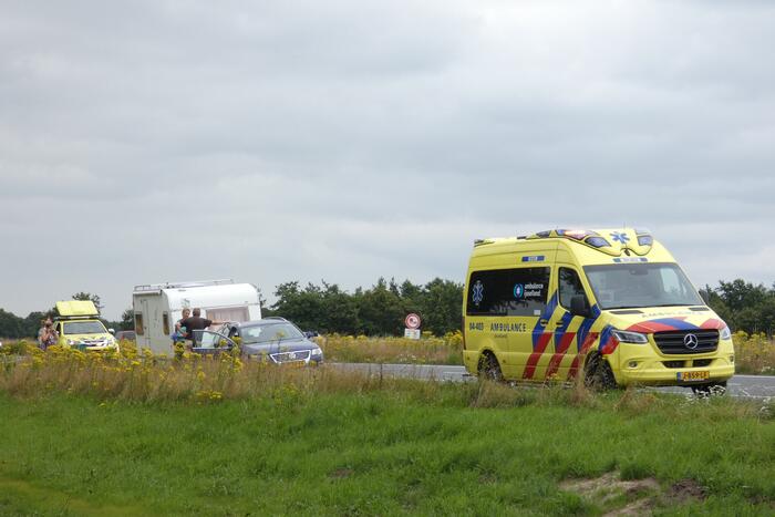 Man en vrouw gestrand na ongeval met caravan