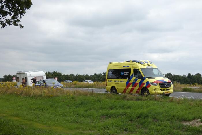 Man en vrouw gestrand na ongeval met caravan