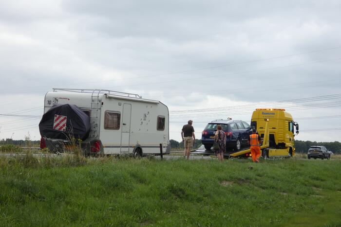 Man en vrouw gestrand na ongeval met caravan