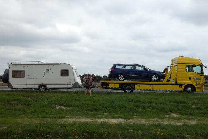 Man en vrouw gestrand na ongeval met caravan