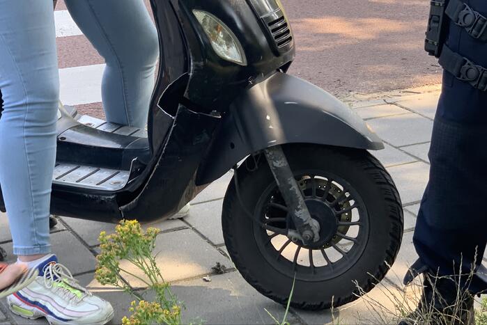 Automobilist rijdt door na ongeval met scooter
