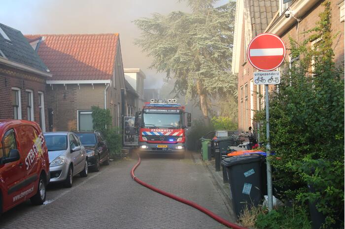 Enorme rookwolken bij brand in woning