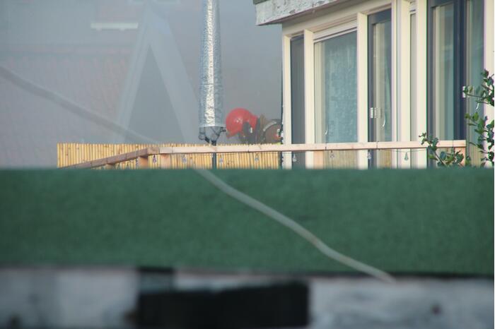 Enorme rookwolken bij brand in woning