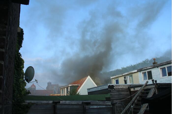 Enorme rookwolken bij brand in woning