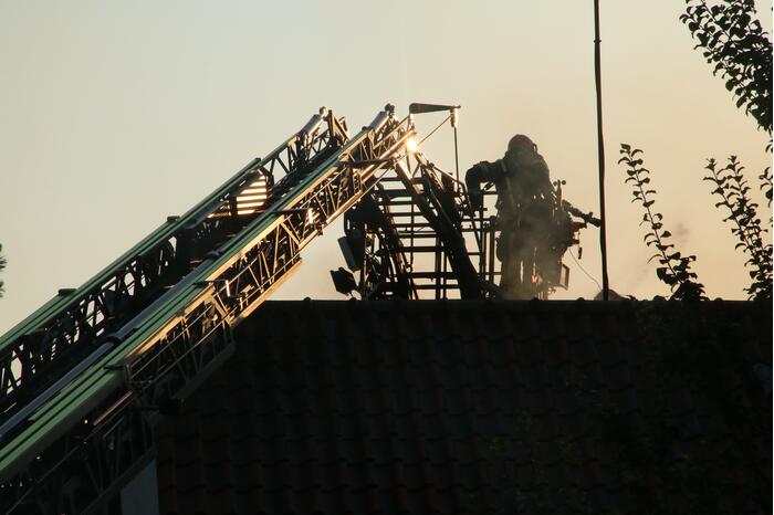 Enorme rookwolken bij brand in woning