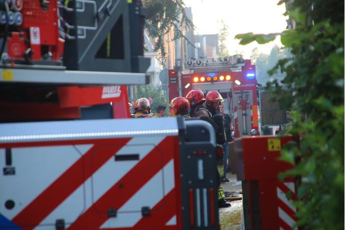 Enorme rookwolken bij brand in woning