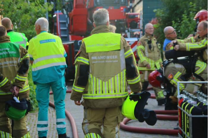 Enorme rookwolken bij brand in woning