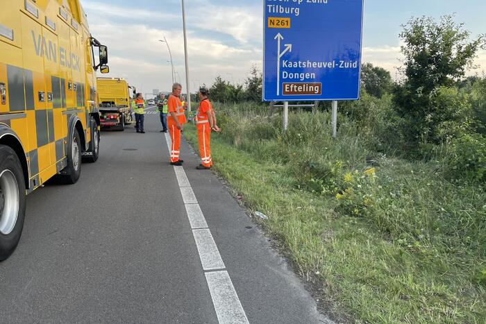 Auto komt tot stilstand in struikgewas