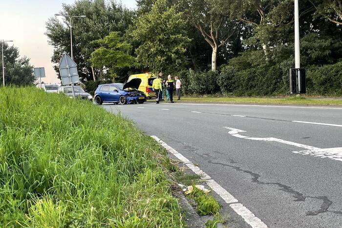 Auto botst achterop bestelwagen