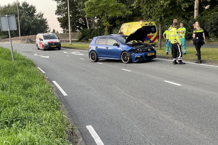 Auto botst achterop bestelwagen