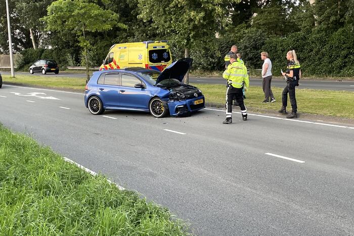 Auto botst achterop bestelwagen