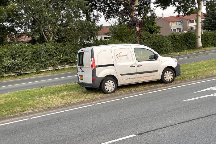 Auto botst achterop bestelwagen