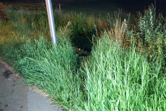 Brommerrijder belandt in sloot