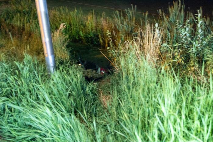 Brommerrijder belandt in sloot