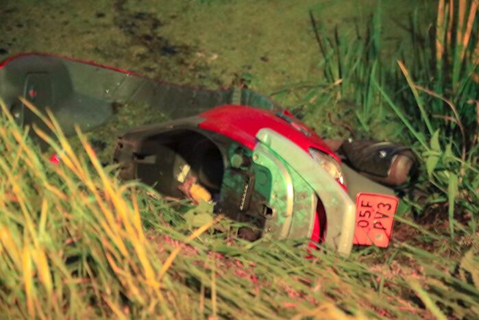 Brommerrijder belandt in sloot