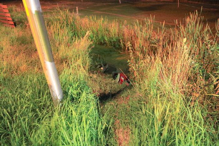 Brommerrijder belandt in sloot