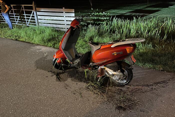 Brommerrijder belandt in sloot