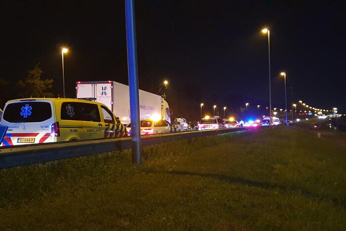Snelweg volledig afgesloten door zwaar ongeval