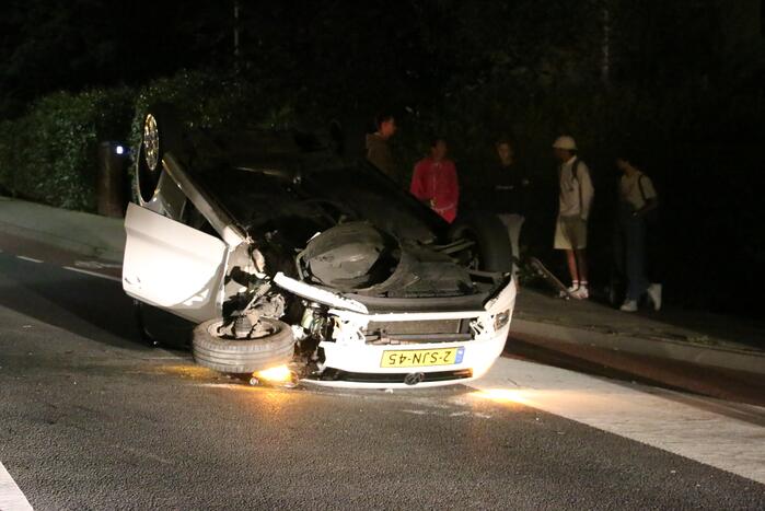 Automobilist botst tegen lantaarnpaal en belandt op de kop