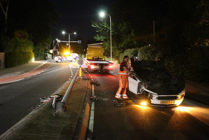 Automobilist botst tegen lantaarnpaal en belandt op de kop