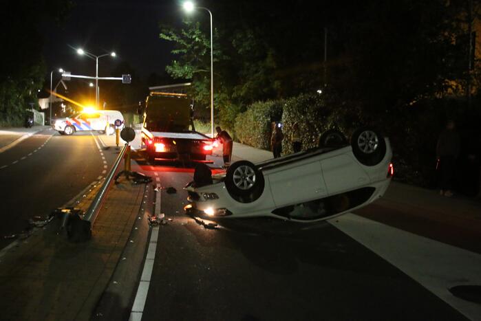 Automobilist botst tegen lantaarnpaal en belandt op de kop