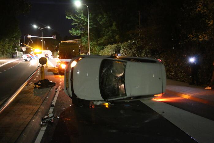 Automobilist botst tegen lantaarnpaal en belandt op de kop