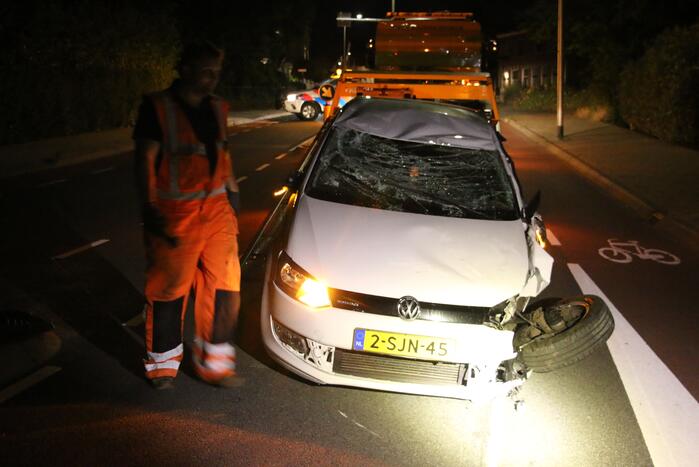 Automobilist botst tegen lantaarnpaal en belandt op de kop