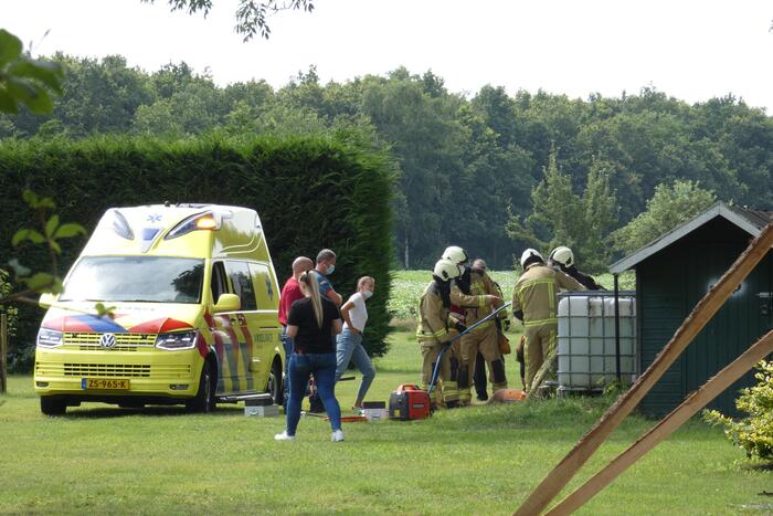 Man bekneld onder IBC-container op zorgboerderij