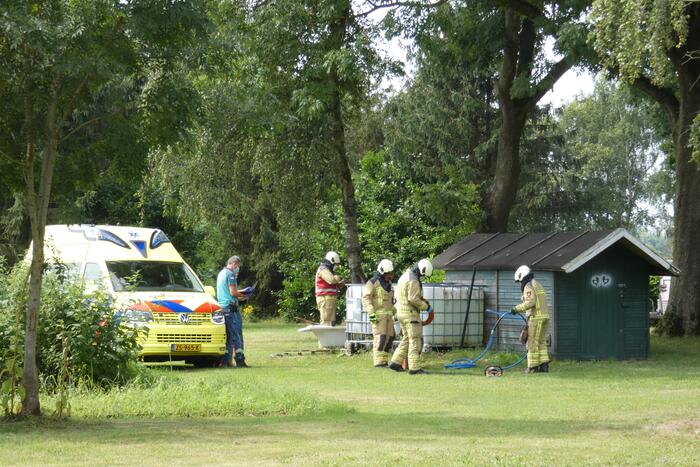Man bekneld onder IBC-container op zorgboerderij