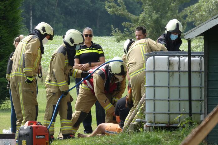 Man bekneld onder IBC-container op zorgboerderij