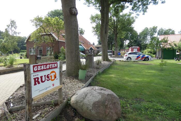 Man bekneld onder IBC-container op zorgboerderij