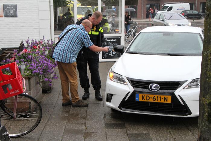Fietser onderuit na botsing met auto