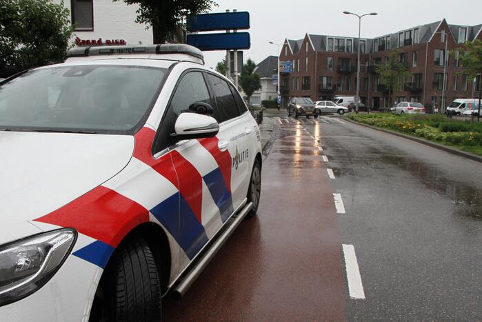 Fietser onderuit na botsing met auto