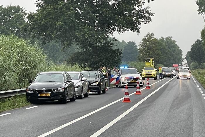 Rijbaan afgesloten door kettingbotsing