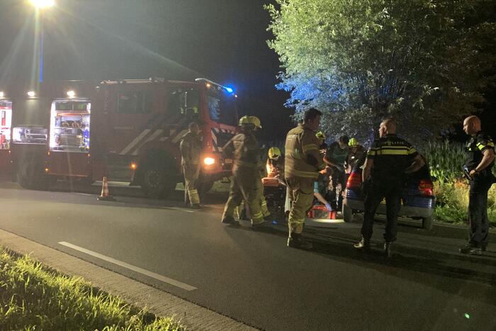 Persoon gewond bij botsing met boom