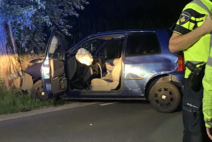 Persoon gewond bij botsing met boom