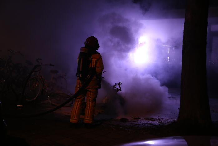 Brandweer blust in brand gevlogen scooter
