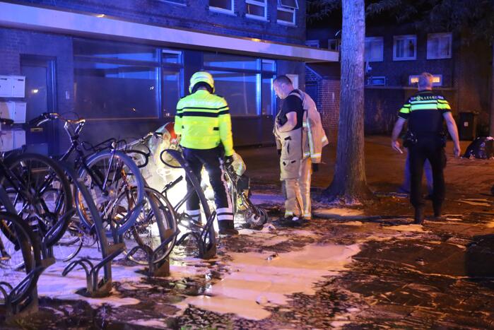 Brandweer blust in brand gevlogen scooter