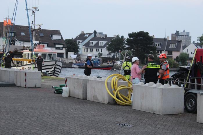 Gezonken viskotter uit water gehesen