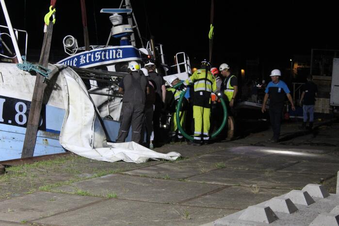 Gezonken viskotter uit water gehesen