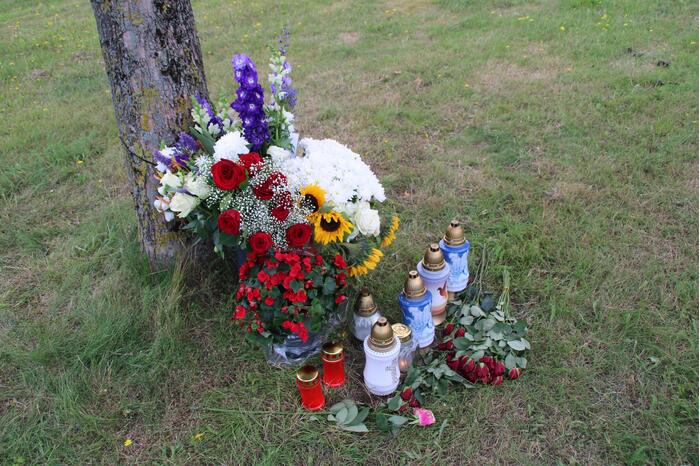 Bloemen neergelegd voor overleden motorrijder (30)